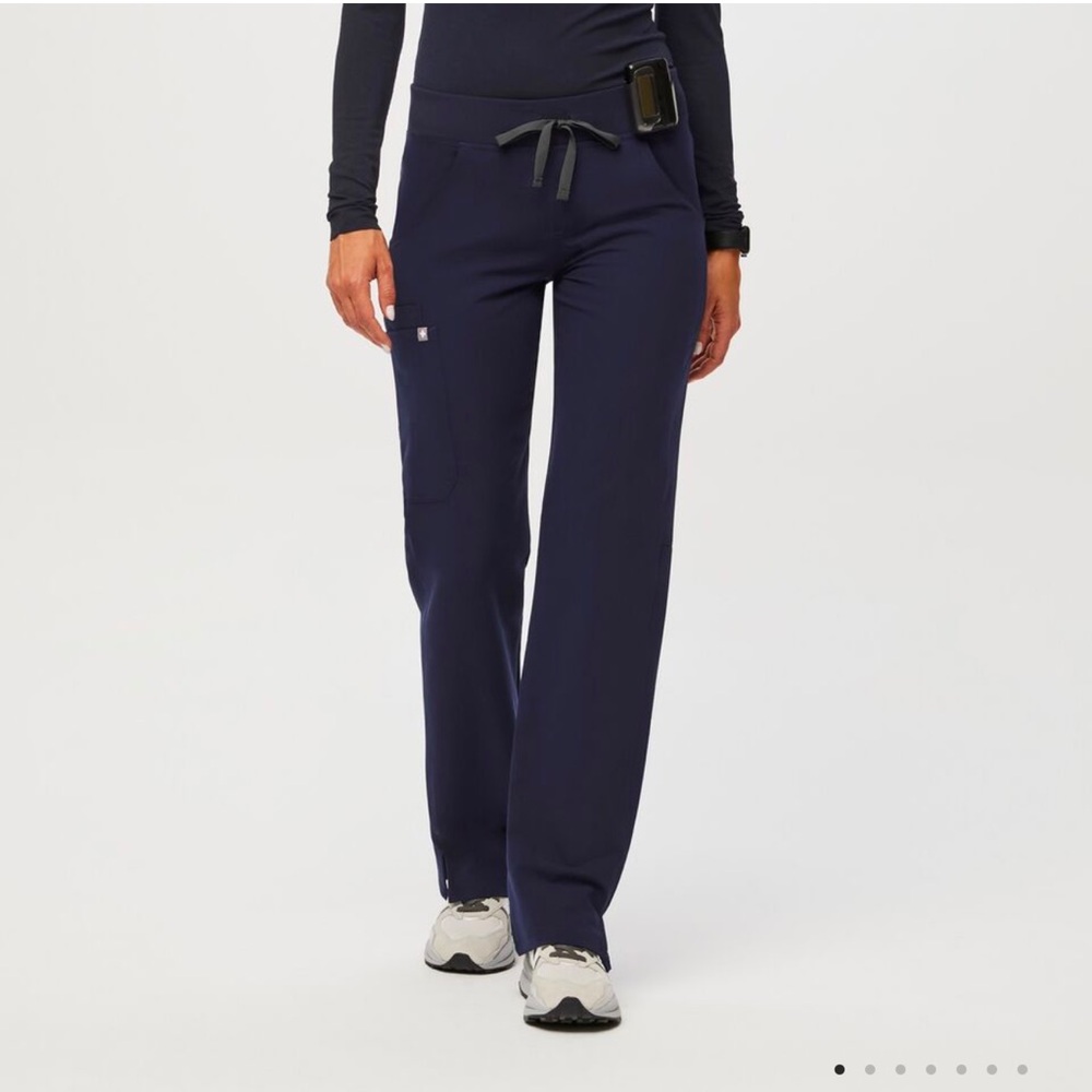 Women’s FIGS Kade Cargo Navy Scrub Pants Size M